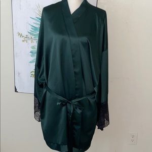 Cacique NWT 26/28 green & black robe
